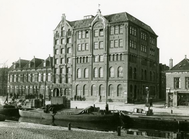 De fabriek van de firma J. Gruno aan de Winschoterkade omstreeks 1926 (foto: P.B. Kramer) 